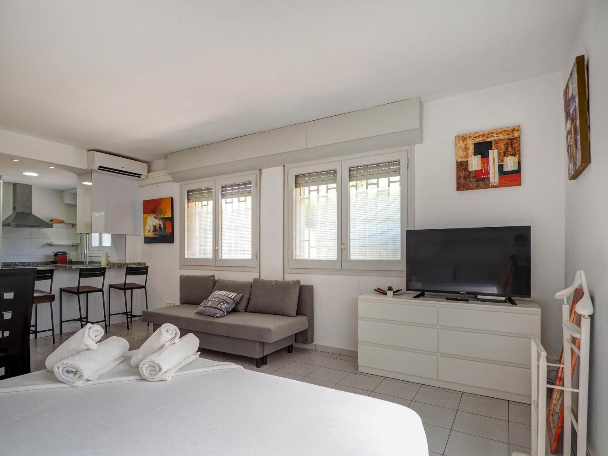 Los Globos Beach Studio By Hello Homes סיטגס מראה חיצוני תמונה